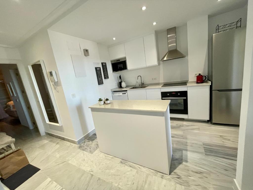 Apartment Walking Distance To Puerto Banus Sea View